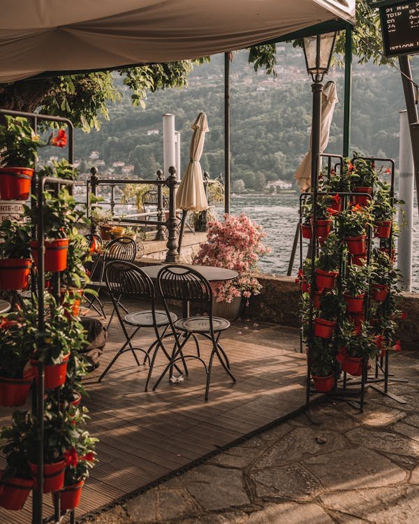 Des ensembles de tables et chaises d'extérieur pour chaque style